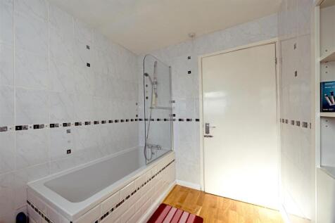 Family bathroom 1.1 STPP8759-Enhanced-NR.jpg