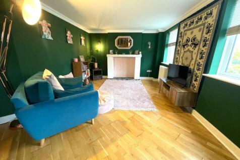 Living Room3.JPG