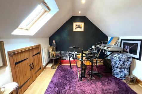 Attic Room 2.JPG