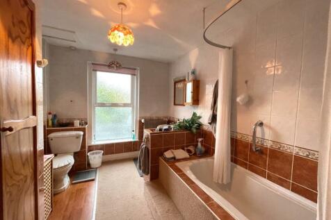 Bathroom.JPG