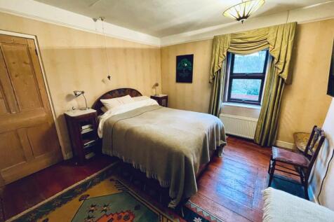 Bedroom 1.jpg