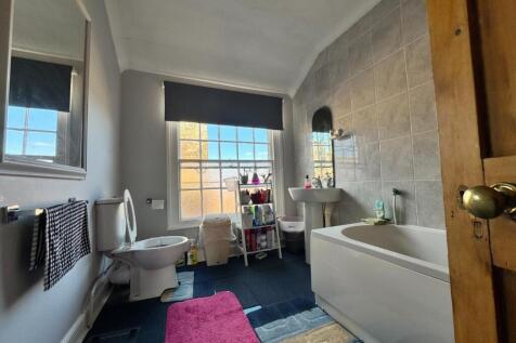 42094-maisonette bathroom.jpg