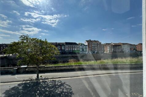 42094-view to the front of the builodng 7.jpg