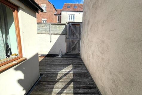 Rear Courtyard.JPG