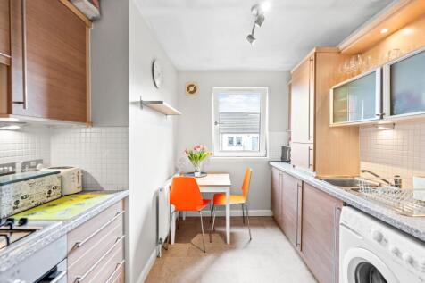 Fitted Breakfasting Kitchen