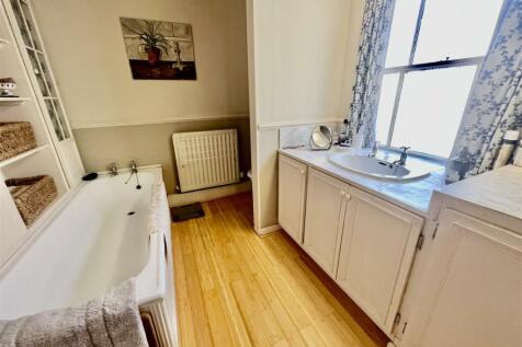 BATHROOM/WC