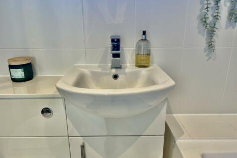 BATHROOM/WC