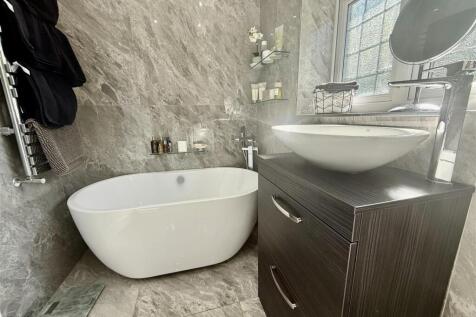 BATHROOM/WC