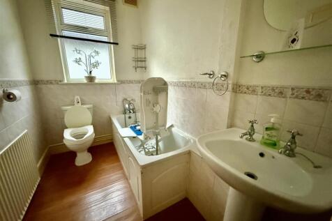 BATHROOM/WC