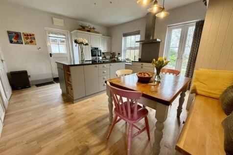 KITCHEN/BREAKFAST ROOM