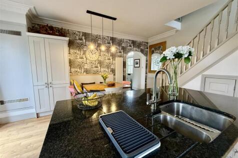 KITCHEN/BREAKFAST ROOM