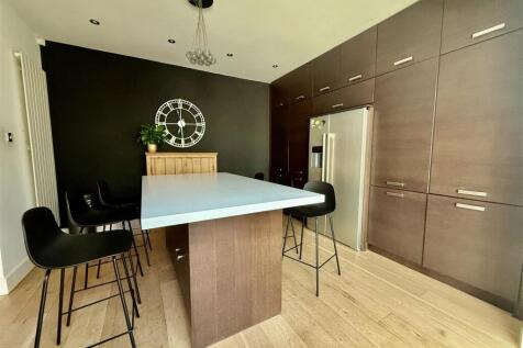 KITCHEN/DINING AREA