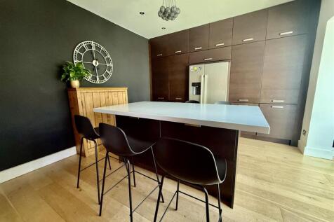 KITCHEN/DINING AREA