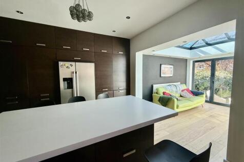 KITCHEN/DINING AREA