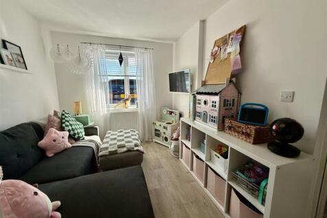 PLAY ROOM/HOME OFFICE