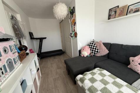 PLAY ROOM/HOME OFFICE