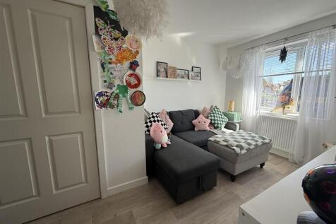 PLAY ROOM/HOME OFFICE
