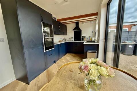 KITCHEN &amp; DINER
