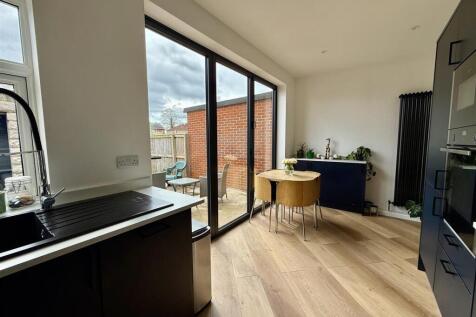 KITCHEN &amp; DINER