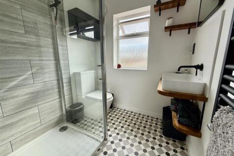 SHOWER ROOM/WC