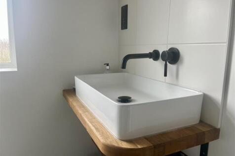 SHOWER ROOM/WC
