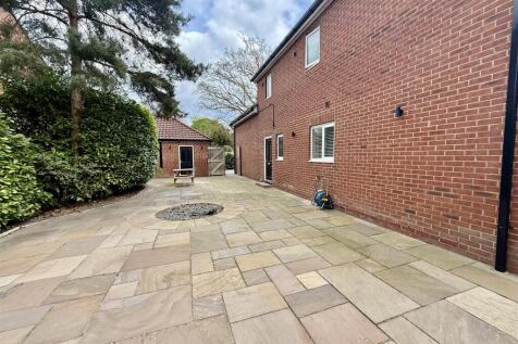 GARDEN TO SIDE