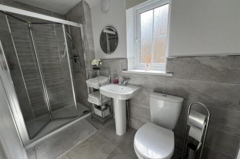 GROUND FLOOR SHOWER ROOM