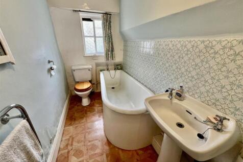 GROUND FLOOR BATHROOM
