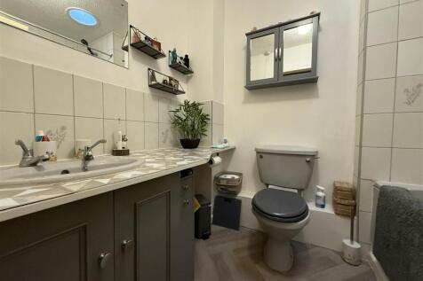 BATHROOM/WC