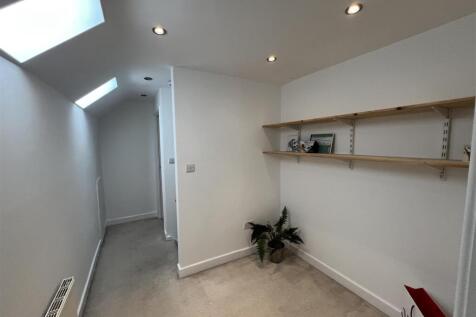 LANDING/DRESSING ROOM