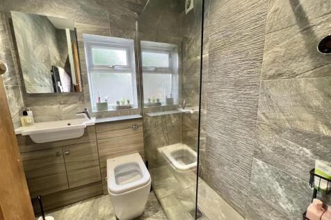 GROUND FLOOR SHOWER ROOM