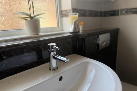 SHOWER ROOM/WC
