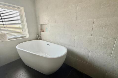 BATHROOM/WC