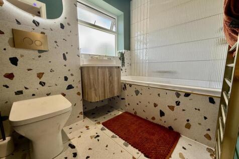 BATHROOM/WC