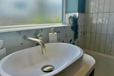 BATHROOM/WC