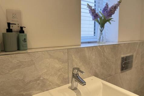 BATHROOM/WC