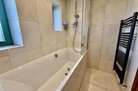 BATHROOM/WC