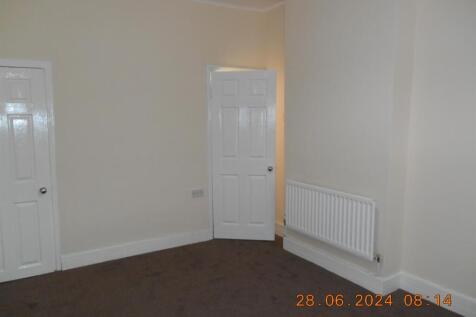 Front bedroom 1.JPG