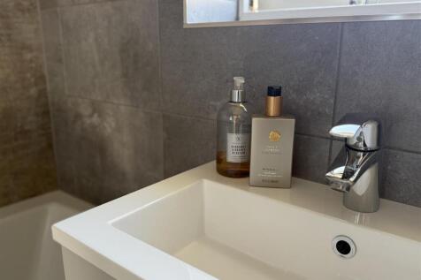BATHROOM/WC