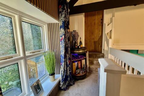 GALLERIED LANDING