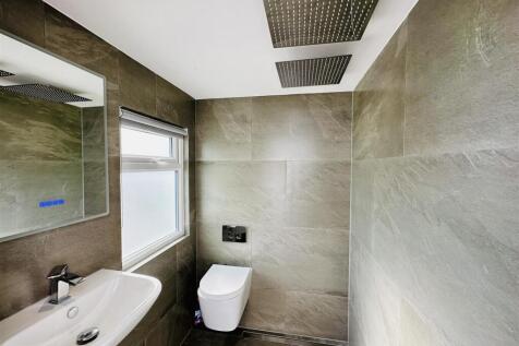 EXTERNALLY SHOWER ROOM
