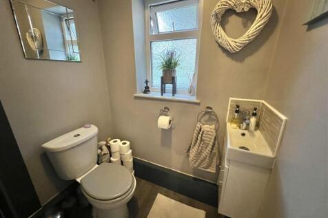 GROUND FLOOR SHOWER ROOM