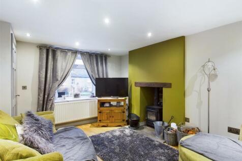Living room to front.jpg