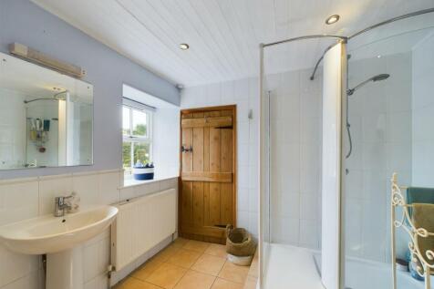 Bathroom with shower.jpg