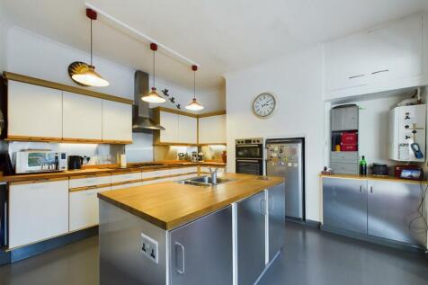 Kitchen 2.jpg