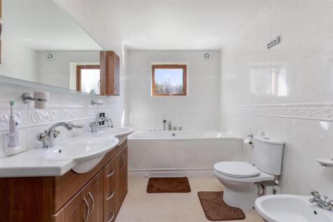 Master Ensuite.jpg