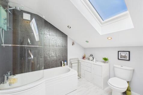ensuite bed 2.jpg