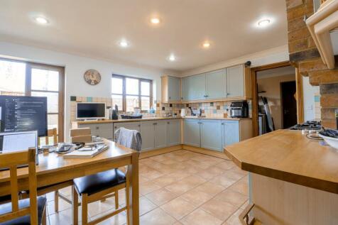 St. Marys Road NN29 7JU (18).jpg