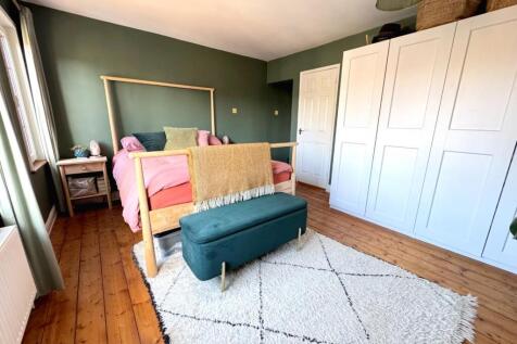 Double bedroom One image 3