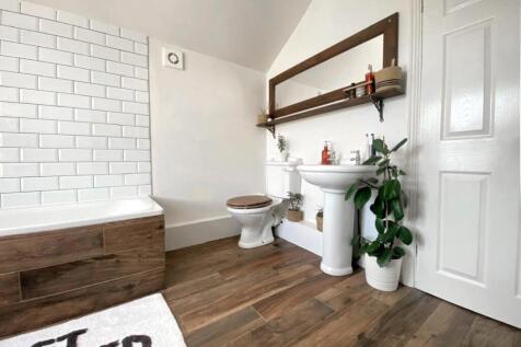 Bathroom image 1 of 3